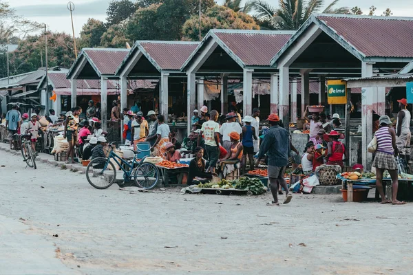 Malagaszkári emberek a nagy piacon, Madagaszkár — Stock Fotó