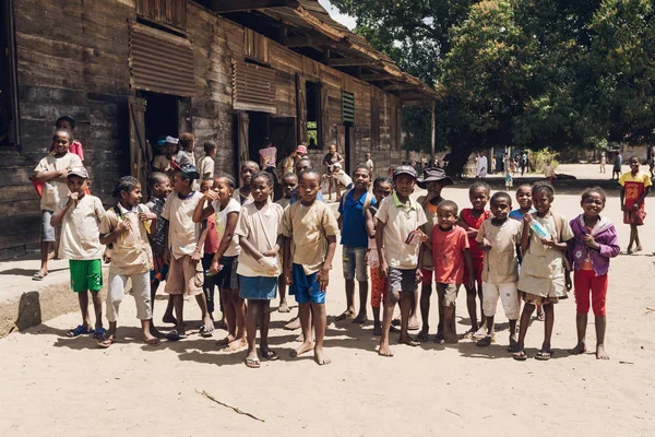 Los escolares malgaches en el aula, Madagascar — Foto de Stock