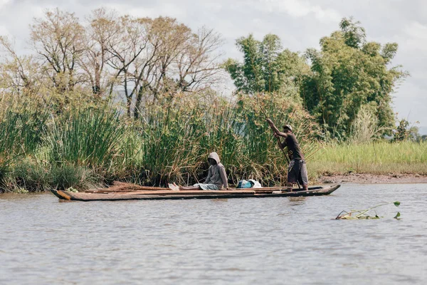 Life in madagascar countryside on river — Stock Photo, Image