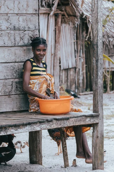Madagaskar kırsalında bulaşık yıkayan kötü niyetli bir kadın.