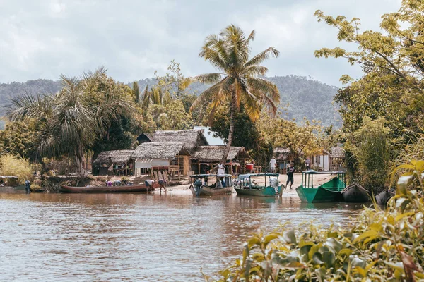 Kis falu kikötő a folyón, Madagaszkár — Stock Fotó