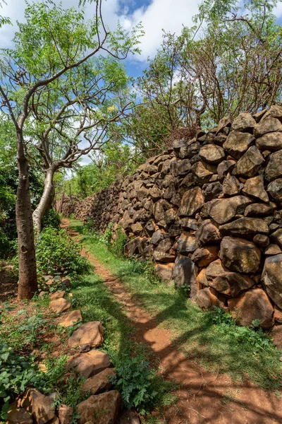 Camino en las tribus del pueblo amurallado Konso, Etiopía —  Fotos de Stock