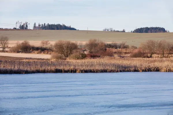 Landschap met bevroren kleine vijver — Stockfoto