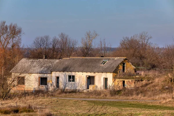 Kırsalda harabe ve terk edilmiş bir ev. — Stok fotoğraf