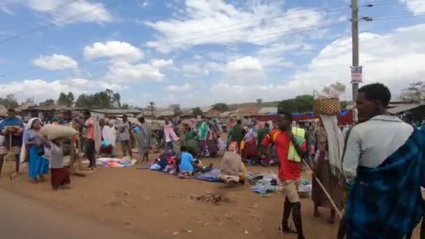 Ethiopische mensen op een straat marktplaats — Stockvideo