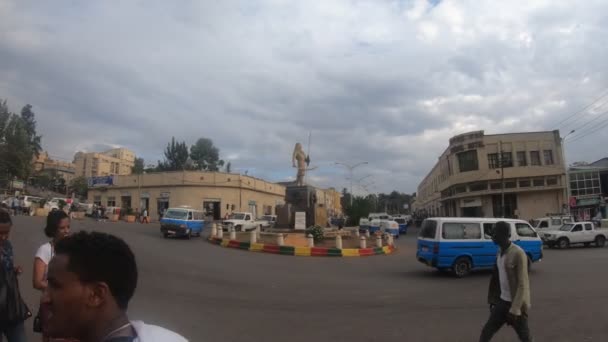 Calle Gondar con gente y tráfico — Vídeo de stock