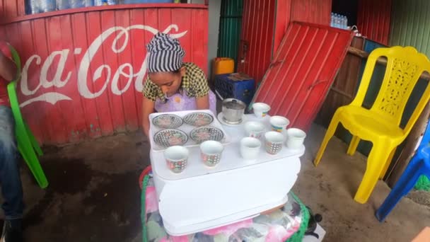 Ethiopian local women preparing street bunna cafe — стокове відео