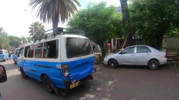 Conducción de coches en ciudad Bahir Dar, Etiopía — Vídeo de stock