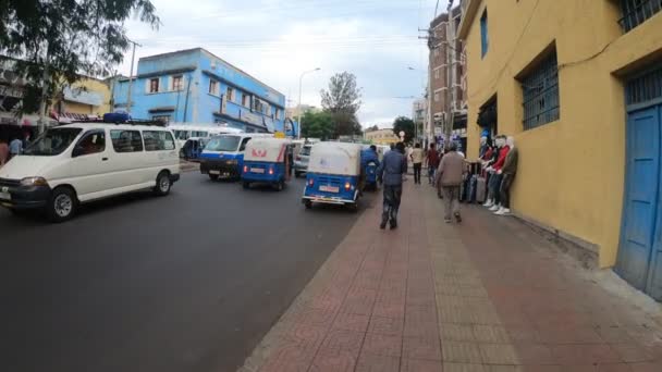 Via Gondar con persone e traffico — Video Stock