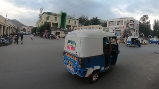Calle Gondar con gente y tráfico — Vídeos de Stock