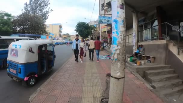 Calle Gondar con gente y tráfico — Vídeo de stock