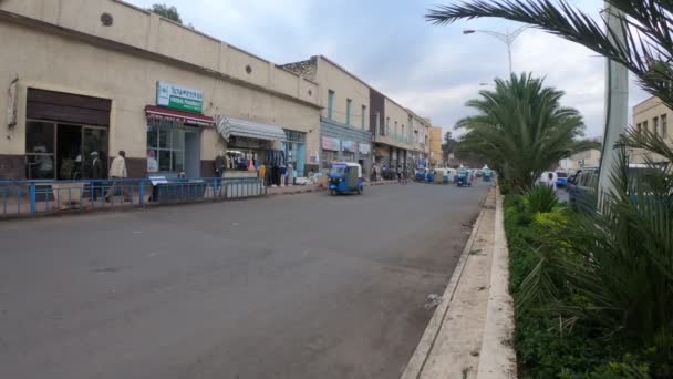 Calle Gondar con gente y tráfico — Vídeo de stock