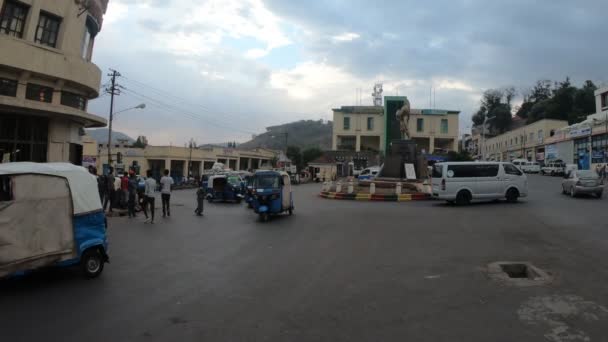 Gondar rua com pessoas e tráfego — Vídeo de Stock