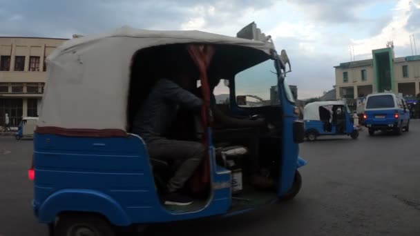 Calle Gondar con gente y tráfico — Vídeo de stock