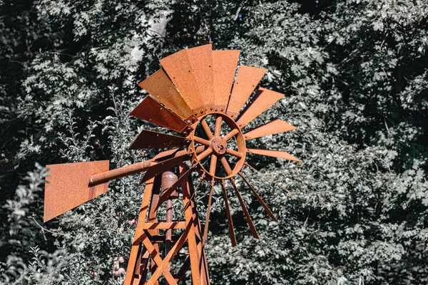 Windbetriebene Wasserpumpe mit rostigen Rohren — Stockfoto