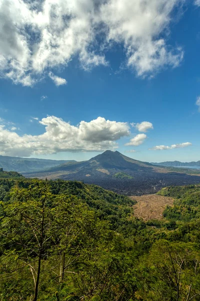 インドネシアの有名な火山の1つバトゥール山 — ストック写真