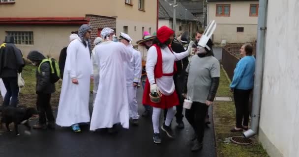 Les gens assistent au masopust du carnaval slave — Video