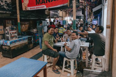 Manado, Kuzey Sulawesi, Endonesi 'deki sokak restoranında insanlar