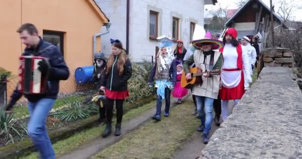 As pessoas frequentam o Carnaval Eslavo Masopust — Vídeo de Stock