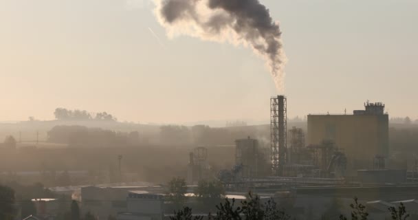 Fumar tuberías industriales, contaminación del aire — Vídeo de stock