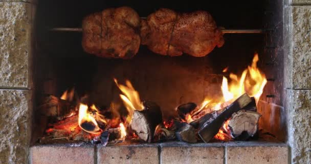 Pieczenie kurczaka na grillu — Wideo stockowe