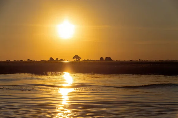 Pôr do sol no rio Chobe, Botsuana África — Fotografia de Stock