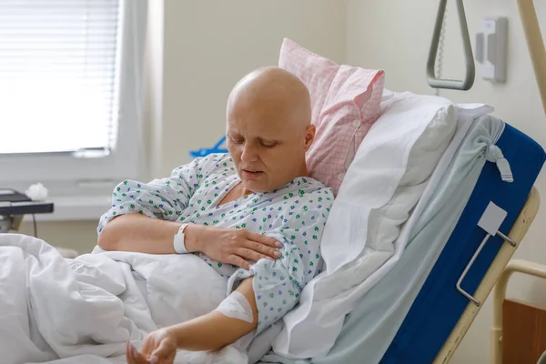Középkorú Haj Nélkül Után Kemoterápiás Beteg Feküdt Kórházi Ágyon Szomorú Stock Fotó