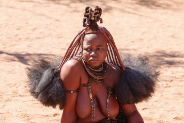 Namibya, Kamanjab, 6 Mayıs: Kuzey Namibya 'da Kamanjab yakınlarında turistlere poz veren Himba kadınları, 6 Mayıs 2018, Namibya