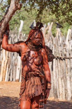 Namibya, Kamanjab, 6 Mayıs: Kuzey Namibya 'da Kamanjab yakınlarında turistlere poz veren Himba kadınları, 6 Mayıs 2018, Namibya