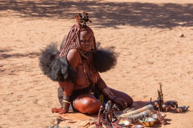 Namibya, Kamanjab, 6 Mayıs: Kuzey Namibya 'da Kamanjab yakınlarında turistlere poz veren Himba kadınları, 6 Mayıs 2018, Namibya