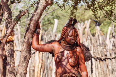 Namibya, Kamanjab, 6 Mayıs: Kuzey Namibya 'da Kamanjab yakınlarında turistlere poz veren Himba kadınları, 6 Mayıs 2018, Namibya