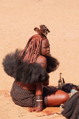 Namibya, Kamanjab, 6 Mayıs: Kuzey Namibya 'da Kamanjab yakınlarında turistlere poz veren Himba kadınları, 6 Mayıs 2018, Namibya