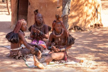 Namibya, Kamanjab, 6 Mayıs: Kuzey Namibya 'da Kamanjab yakınlarında turistlere poz veren Himba kadınları, 6 Mayıs 2018, Namibya