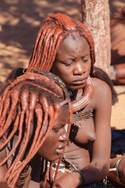 Namibya, Kamanjab, 6 Mayıs: Kuzey Namibya 'da Kamanjab yakınlarında turistlere poz veren Himba kadınları, 6 Mayıs 2018, Namibya