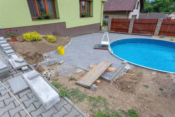 Schwimmbad Bau Ersetzt Ineinander Verzahntes Pflaster Ländlichem Landhaus — Stockfoto