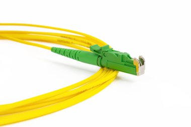 fiber optik tek mod yama kablosu E2000 LSH konnektörü beyaz üzerinde izole edildi