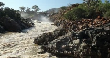 Namibya 'daki Kunene Nehri' ndeki Epupa Şelalesi