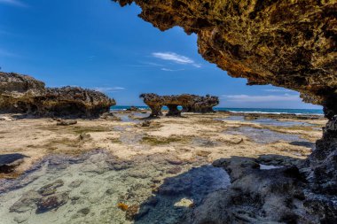 Antsiranana 'daki kayalık plaj, gelgit, Diego Suarez Körfezi manzarası, Madagaskar mavi gökyüzü ve su ile saf doğa, Afrika vahşi doğası.