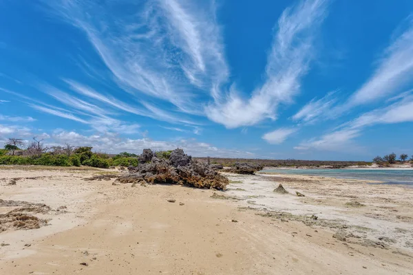 安齐拉纳纳的岩石海滩 迭戈苏亚雷斯湾风景 马达加斯加美丽纯净的大自然 蓝天碧水 非洲荒野 — 图库照片