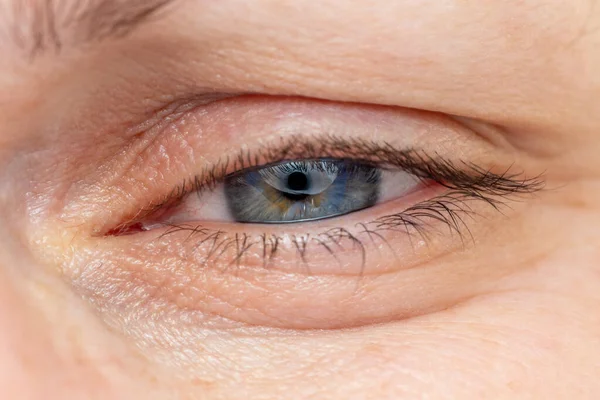 Mujer Mediana Edad Estrechó Ojo Azul Gris Macro Etnia Caucásica — Foto de Stock