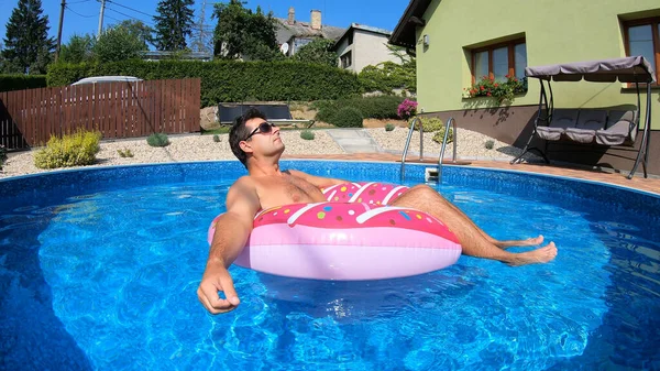 Homem Feliz Relaxa Anel Inflável Piscina Home Pequena Covid Summer — Fotografia de Stock