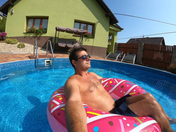 Šťastný Muž Relaxovat Nafukovací Kroužek Malém Domácím Bazénu Covid Letní — Stock fotografie