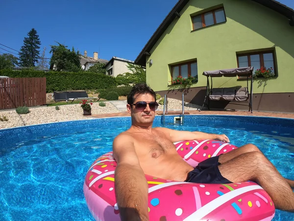 Šťastný Muž Relaxovat Nafukovací Kroužek Malém Domácím Bazénu Covid Letní — Stock fotografie