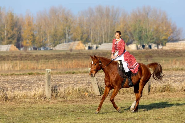 Hortobagie Hongarije November 2018 Hongaarse Csikos Vrouw Traditionele Folk Kostuum — Stockfoto