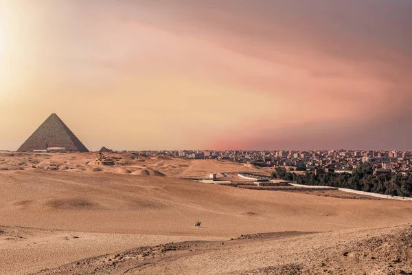 吉萨高原海夫尔的巨大金字塔 右边是开罗的城市景观 — 图库照片