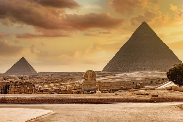 Картина Великого Сфінкса Перед Пірамідою Гізи Єгипті Драматичним Жовтим Небом — стокове фото