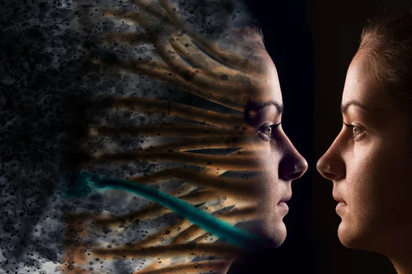 Mujer virtual vs mujer real — Foto de Stock