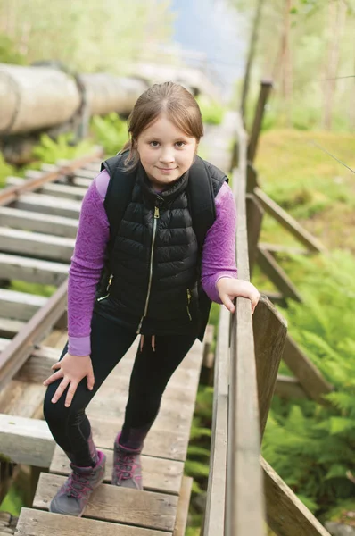Young female hiker on wooden steps in Lysefjord, Norway — Stock Photo, Image
