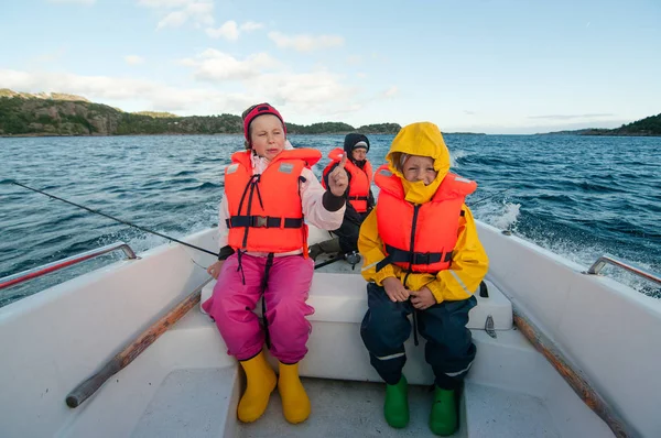 Pai com crianças andando de barco a motor no mar — Fotografia de Stock