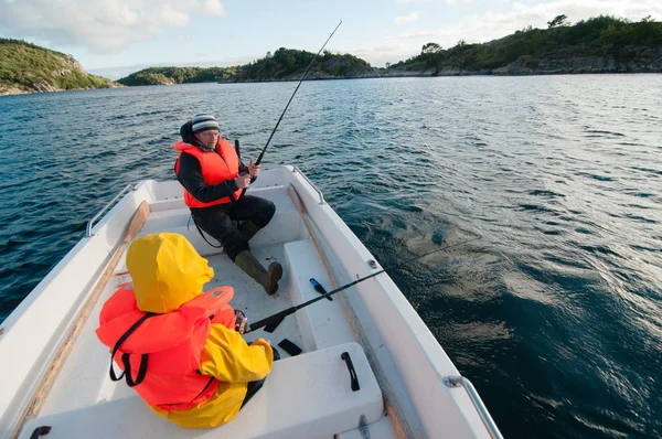 Família de pesca em um barco — Fotografia de Stock